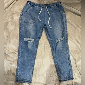 Unsure of brand, 2xl. They were my mom’s favorite jeans super comfy & stretchy